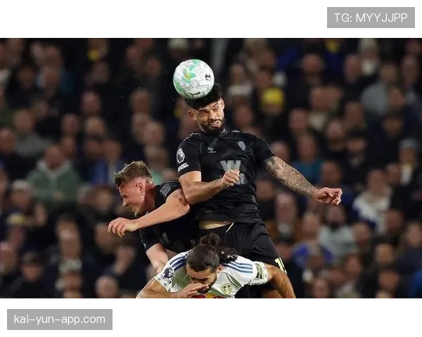 终场哨响，为保级拼尽全力的伯恩利球员在草坪上久久不愿起身